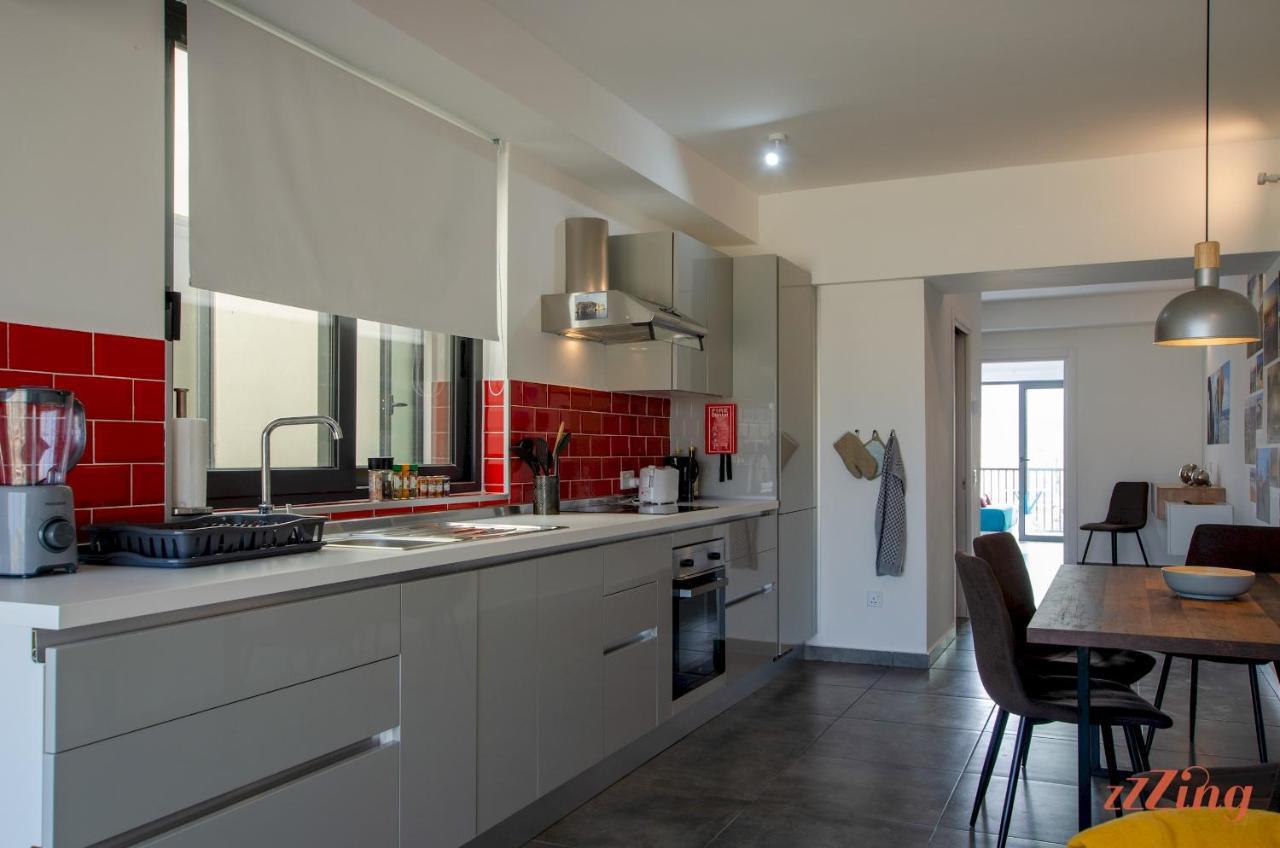 2 Bed W Distant Sea And Country Views *