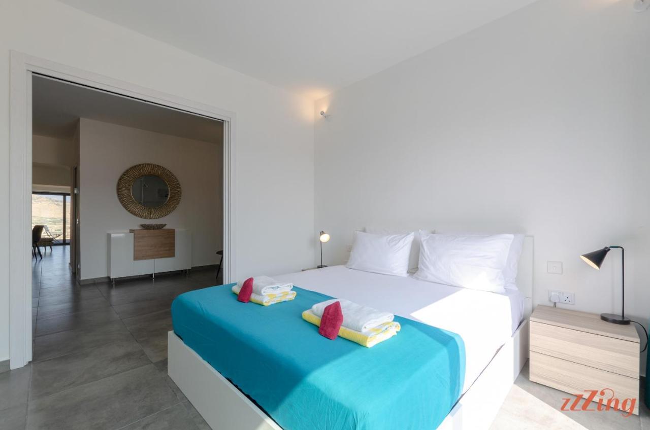 2 Bed W Distant Sea And Country Views *