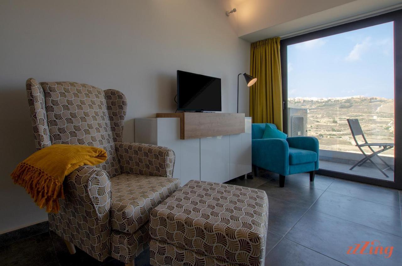 2 Bed W Distant Sea And Country Views Apartment *