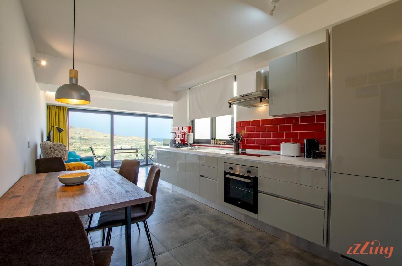 2 Bed W Distant Sea And Country Views *