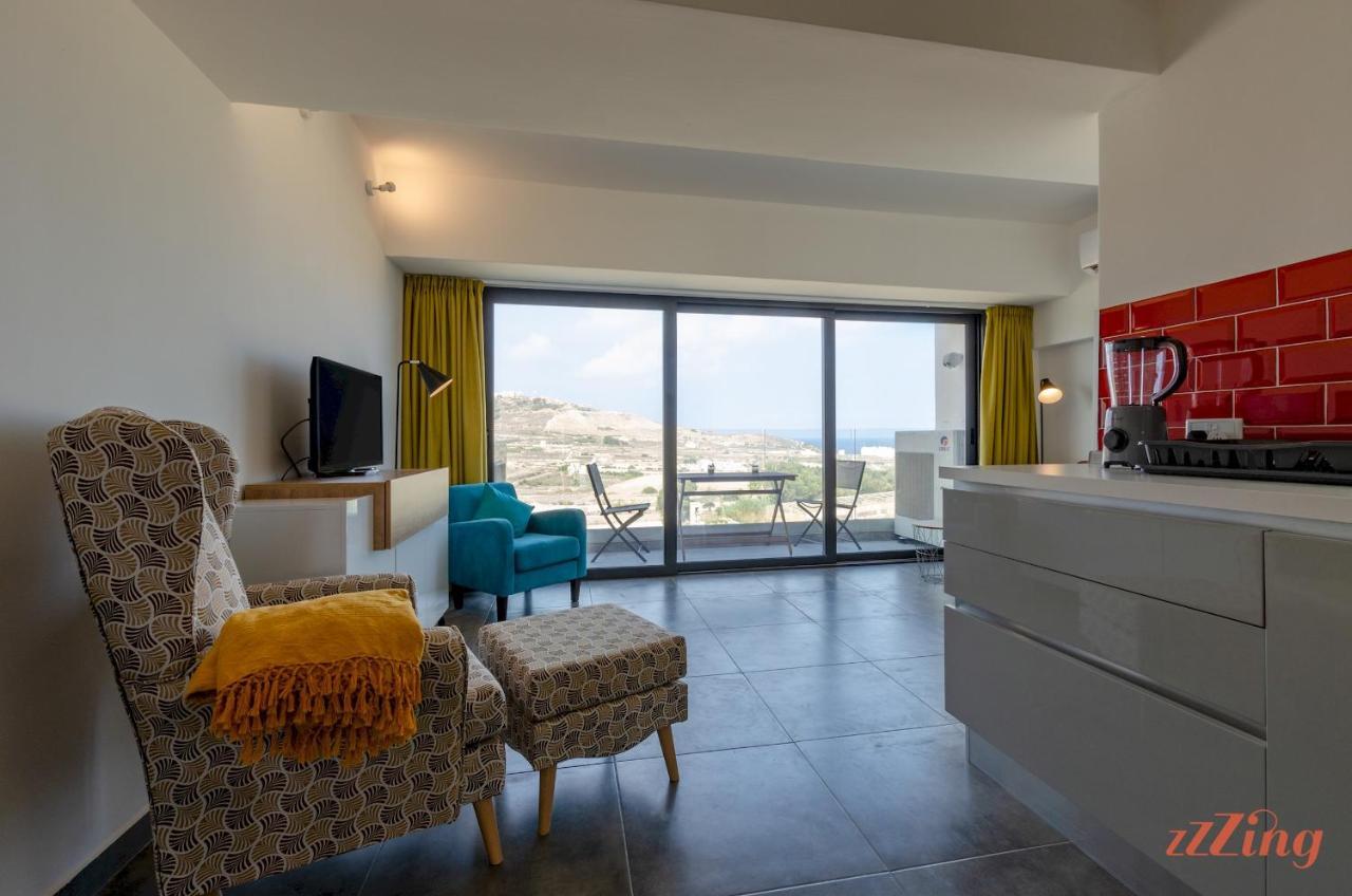 2 Bed W Distant Sea And Country Views Apartment *