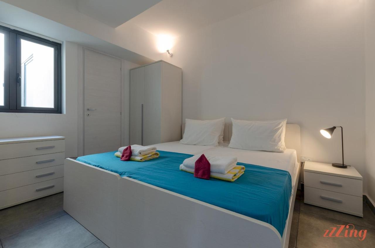 2 Bed W Distant Sea And Country Views Apartment *